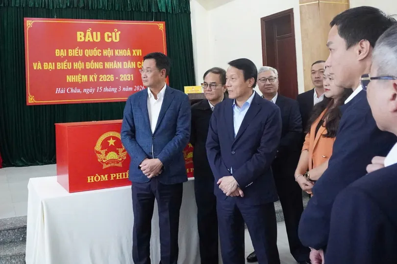 Bộ trưởng Bộ Công an Lương Tam Quang kiểm tra công tác chuẩn bị bầu cử tại phường Hải Châu. Ảnh: XUÂN QUỲNH