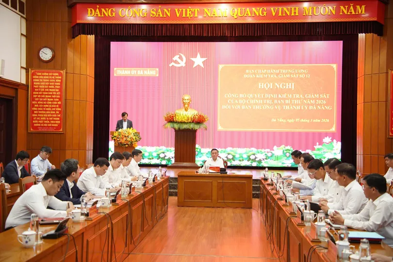 Đồng chí Trần Cẩm Tú, Ủy viên Bộ Chính trị, Thường trực Ban Bí thư, Trưởng đoàn kiểm tra, giám sát chủ trì hội nghị