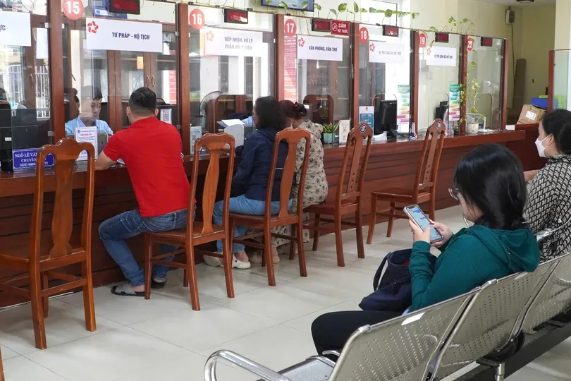 Người dân làm thủ tục hành chính tại Trung tâm Phục vụ Hành chính công 