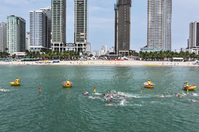 Các đội tranh tài ở bãi biển trước Công viên biển Đông. Ảnh: XUÂN QUỲNH