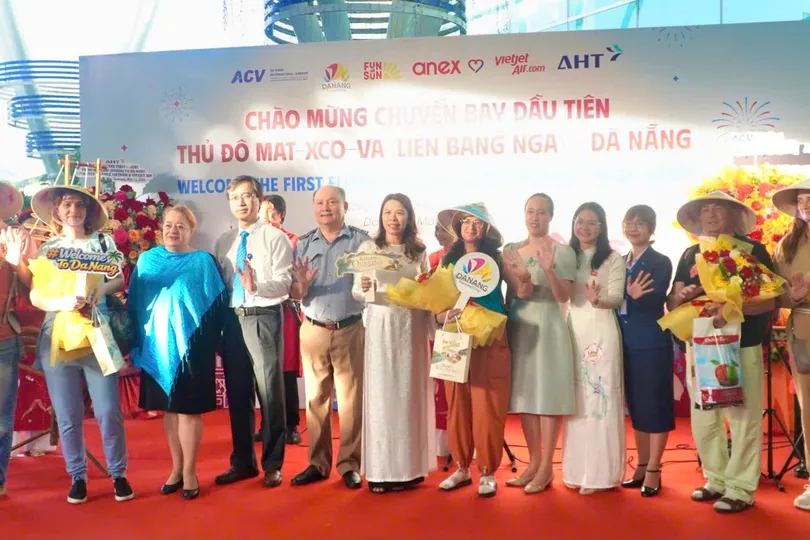 Trung tâm Xúc tiến Du lịch Đà Nẵng và đơn vị liên quan chào đón hành khách trên chuyến bay đầu tiên từ Moscow – Đà Nẵng 