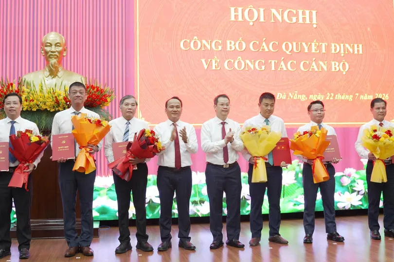 Phó Bí thư Thường trực Thành ủy Đà Nẵng Nguyễn Đình Vĩnh và Phó Bí thư Thành ủy, Chủ tịch UBND TP Đà Nẵng Nguyễn Mạnh Hùng trao các Quyết định. Ảnh: XUÂN QUỲNH