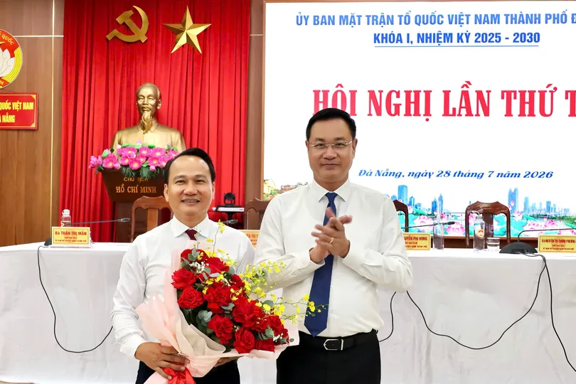 Đồng chí Lê Ngọc Quang, Bí thư Thành ủy Đà Nẵng tặng hoa chúc mừng đồng chí Nguyễn Đình Vĩnh