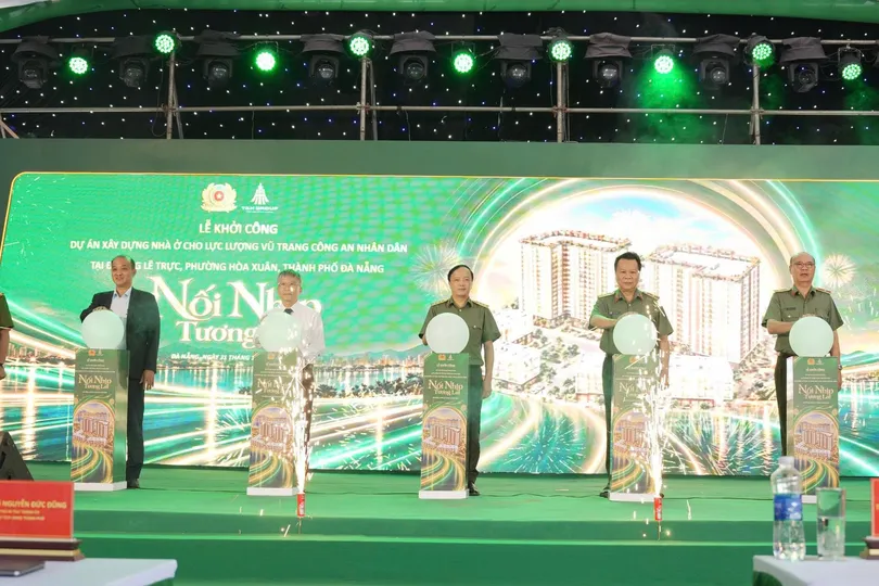 Đại biểu thực hiện nghi thức khởi công dự án nhà ở xã hội. Ảnh: XUÂN QUỲNH