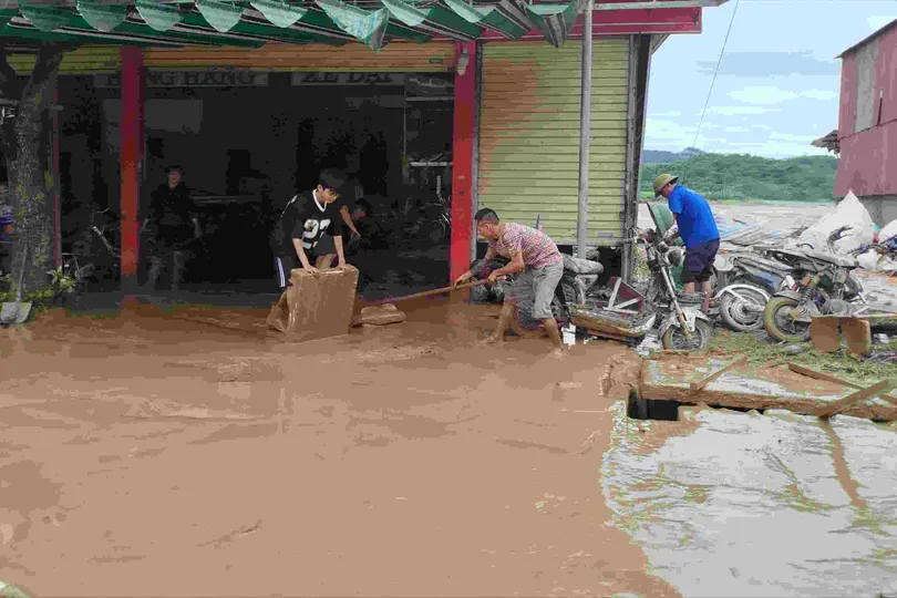 Ông Trần Nam Hưng, Phó Chủ tịch UBND TP Đà Nẵng chủ trì cuộc họp về xử lý đất, cát bồi lấp sau thiên tai và phục hồi sản xuất. Ảnh: XUÂN QUỲNH