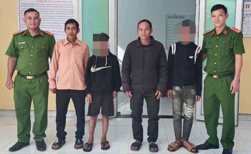 Hai thiếu niên được lực lượng Công an xã Ia Tơi cứu nạn