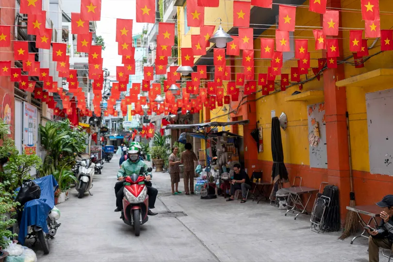 Tuyến hẻm tại phường Bến Thành (TPHCM) rợp cờ đỏ sao vàng chào mừng Đại hội toàn quốc lần thứ XIV của Đảng