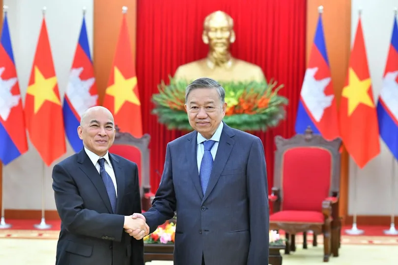 Quốc vương Norodom Sihamoni đón Chủ tịch nước Tô Lâm năm 2024. Ảnh: TTXVN.