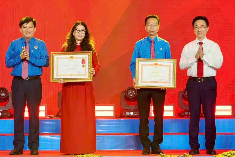 Cá nhân vinh dự nhận Huân Chương Lao động và Bằng khen tại chương trình. Ảnh: HOÀNG HÙNG