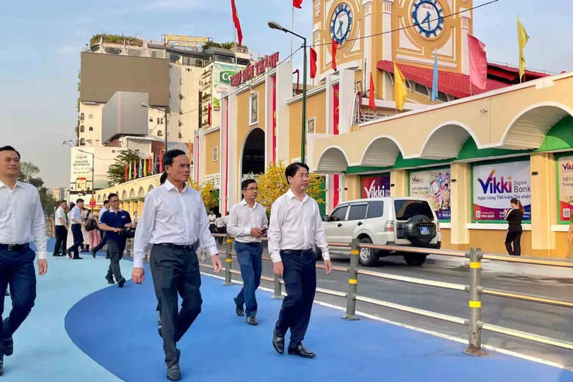 Đồng chí Trần Lưu Quang, Bí thư Trung ương Đảng, Bí thư Thành ủy TPHCM khảo sát tại Chợ Bến Thành. Ảnh: HOÀNG HÙNG