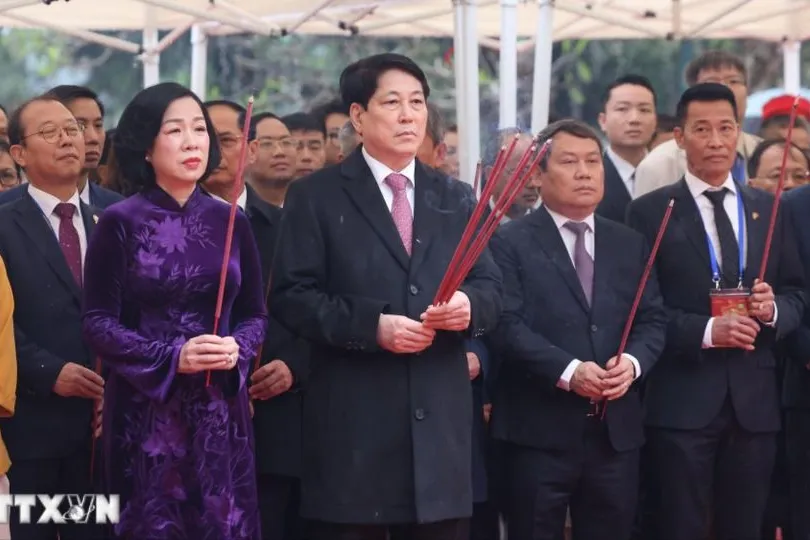 Chủ tịch nước Lương Cường và phu nhân cùng đại diện lãnh đạo bộ, ban, ngành Trung ương, TP Hà Nội và 100 đại biểu kiều bào tiêu biểu thực hiện nghi lễ dâng hương tại Tượng đài Vua Lý Thái Tổ. Ảnh: VIẾT CHUNG.