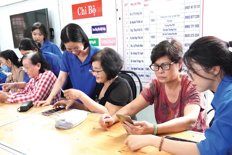 Đoàn viên thanh niên phường Thủ Đức (TPHCM) hỗ trợ người dân khu phố 20 cài đặt, sử dụng các ứng dụng trên nền tảng số