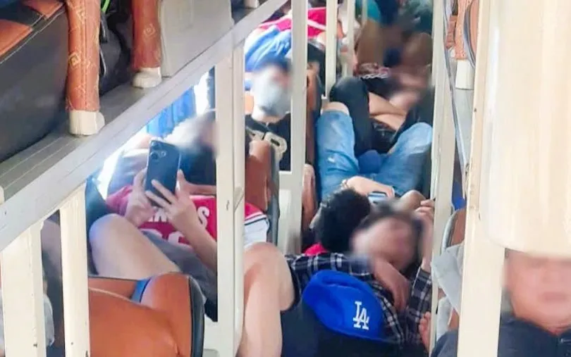 Xe khách chở quá số người quy định. Ảnh: CATĐN