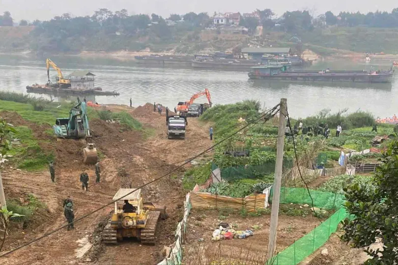 Gấp rút lắp cầu phao sông Lô phục vụ nhân dân đi lại dịp tết