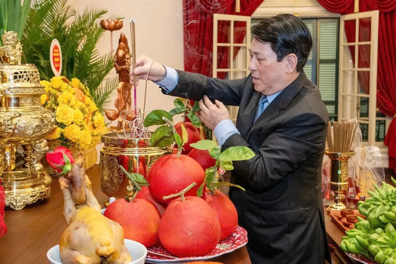 Chủ tịch nước Lương Cường dâng hương tưởng niệm Chủ tịch Hồ Chí Minh tại Trụ sở làm việc cơ quan Chủ tịch nước ở Bắc Bộ phủ, số 2 Lê Thạch. Ảnh: VIẾT CHUNG.