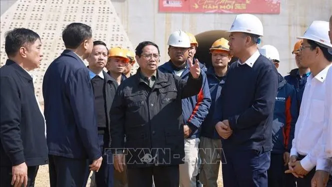 Thủ tướng Phạm Minh Chính kiểm tra tiến độ dự án đường cao tốc Đồng Đăng (Lạng Sơn) - Trà Lĩnh (Cao Bằng). Ảnh: TTXVN