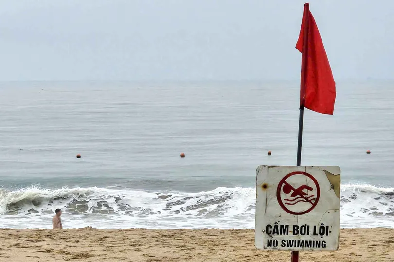 Cứu 10 người bị sóng cuốn khi tắm biển Nha Trang