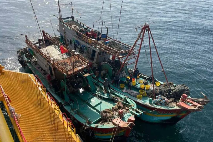 Nhà giàn DK1/10 kịp thời cứu ngư dân gặp nạn trên biển