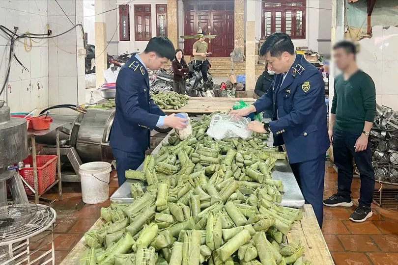 Khởi tố 2 bị can dùng hàn the sản xuất giò chả