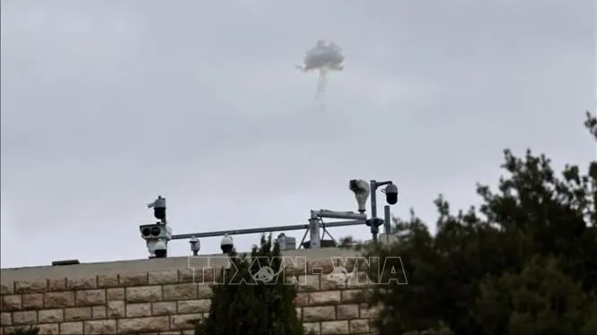 Iran phóng hơn 200 tên lửa và UAV đáp trả Israel