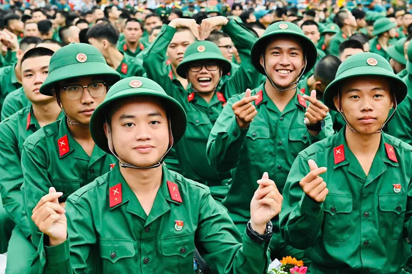 Chủ tịch Quốc hội Trần Thanh Mẫn, Bí thư Thành ủy TPHCM Trần Lưu Quang động viên tân binh lên đường nhập ngũ