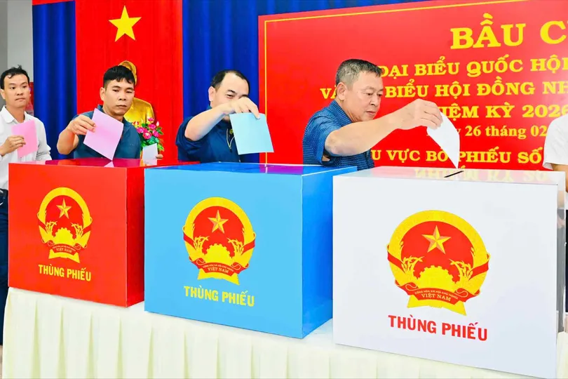 Cử tri bỏ phiếu sớm tại khu vực bỏ phiếu số 7 (phường Tam Thắng)