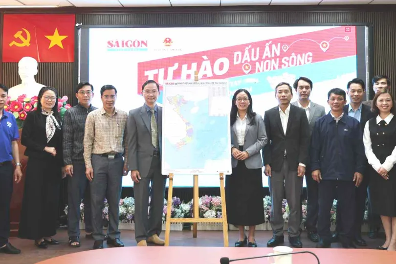 Báo Sài Gòn Giải Phóng trao tặng bản đồ Việt Nam đến tỉnh Lâm Đồng