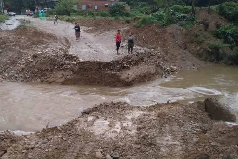 Xã Trà Liên đang huy động lực lượng để khắc phục tạm sự cố trôi cầu