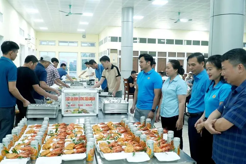 Một bữa cơm do công đoàn công ty tổ chức 