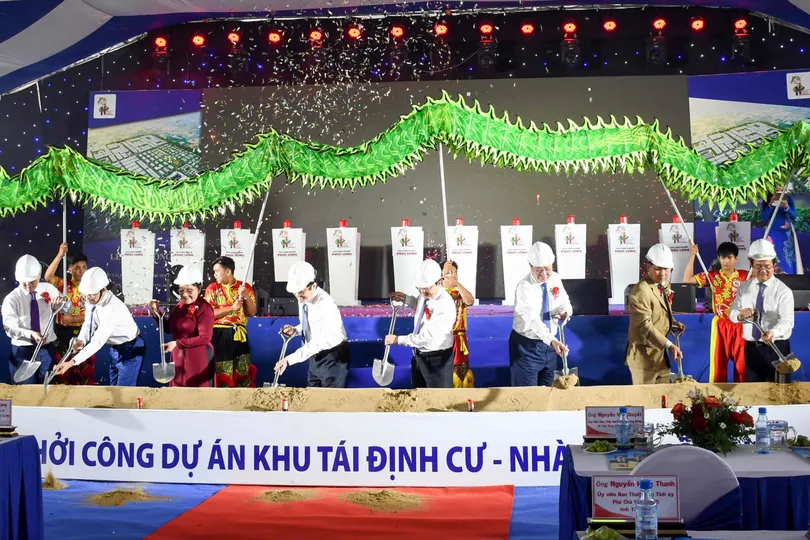 Các đại biểu thực hiện nghi thức khởi công dự án