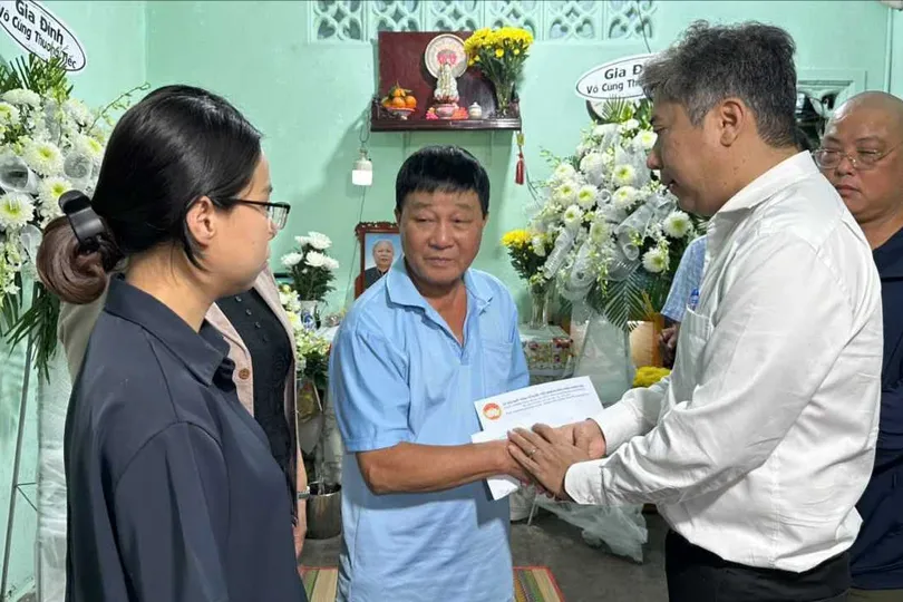 Bí thư Đảng ủy, Chủ tịch HĐND phường Bình Hưng Hòa Nguyễn Việt Quế Sơn thăm hỏi, động viên gia đình nạn nhân