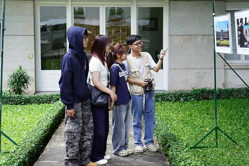 Khách tham quan triển lãm ảnh các di tích tại Viện trao đổi văn hóa với Pháp (số 31 đường Thái Văn Lung, phường Sài Gòn, TPHCM) vào cuối tháng 3 vừa qua