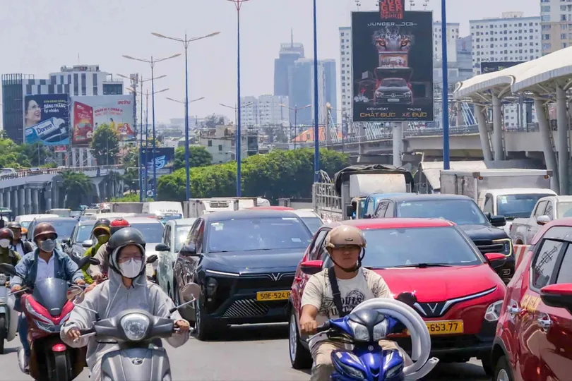 Ùn tắc kéo dài sau va chạm liên hoàn giữa 3 ô tô trên cầu Sài Gòn