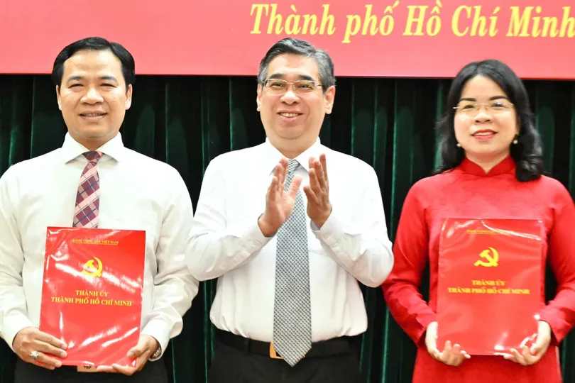 Phó Bí thư Thành ủy, Chủ tịch Ủy ban MTTQ Việt Nam TPHCM Nguyễn Phước Lộc trao quyết định đến đồng chí Nguyễn Thị Ngọc Xuân và đồng chí Nguyễn Minh Nhựt. Ảnh: VIỆT DŨNG