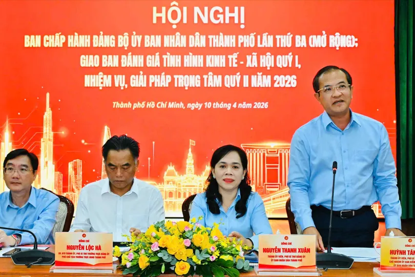 Các đồng chí chủ trì hội nghị. Ảnh: VIỆT DŨNG