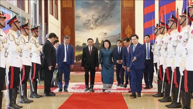 Lễ đón trọng thể Thường trực Ban Bí thư Trần Cẩm Tú thăm chính thức Vương quốc Campuchia
