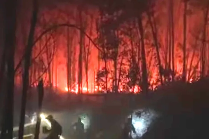 Các lực lượng chức năng và người dân nỗ lực dập lửa trong đêm 