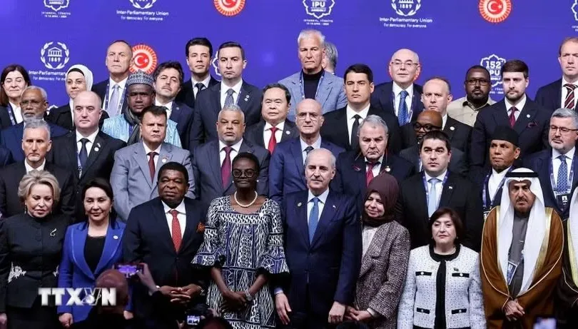 Chủ tịch Quốc hội Trần Thanh Mẫn với trưởng đoàn các nước chụp ảnh chung. Ảnh: TTXVN