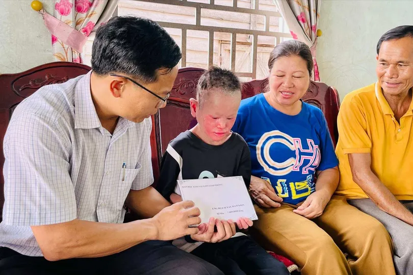 Gia Lai: Trao 28,5 triệu đồng hỗ trợ học sinh mắc bệnh vảy cá