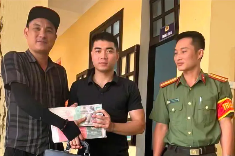 Nhặt túi tiền 350 triệu khi chạy bộ, anh Hoàng Huy Nguyên nhờ Công an tìm và trao trả lại chủ nhân