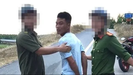 Đối tượng Châu bị bắt khi rời khỏi hiện trường cùng con nhỏ 9 tháng tuổi. Ảnh: CACC