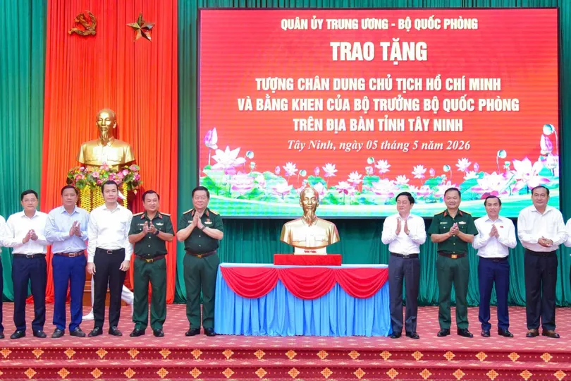 Đại tướng Nguyễn Trọng Nghĩa trao tặng tượng chân dung Chủ tịch Hồ Chí Minh