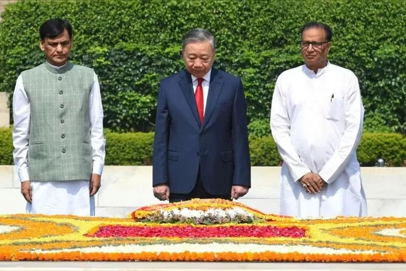 Tổng Bí thư, Chủ tịch nước Tô Lâm đặt vòng hoa tưởng niệm Mahatma Gandhi. Ảnh: UDAY INDIA/BÁO NHÂN DÂN