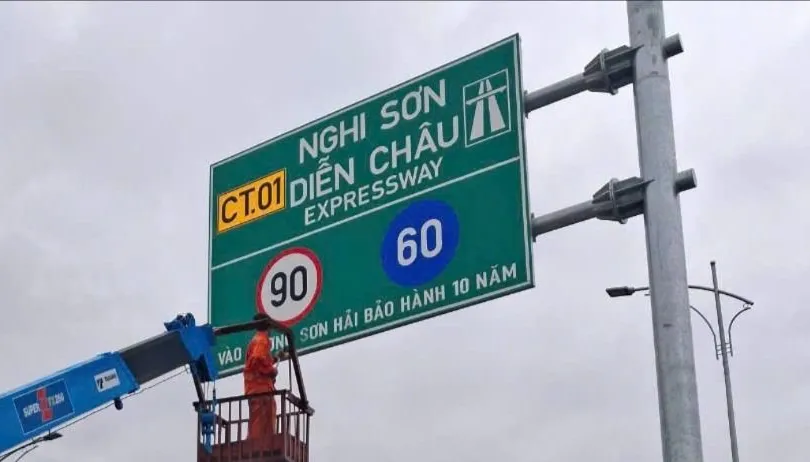 Đoạn đường Công ty Sơn Hải cắm biển bảo hành 10 năm nhưng đã bị gỡ bỏ. Ảnh: CTV