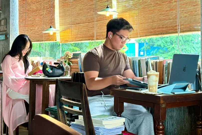 Bạn trẻ tìm đến quán cà phê như một nơi để “trú ẩn” tinh thần
