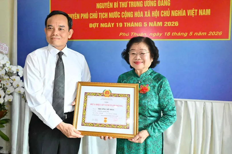 Bí thư Thành ủy TPHCM Trần Lưu Quang trao Huy hiệu Đảng đến đảng viên cao tuổi 