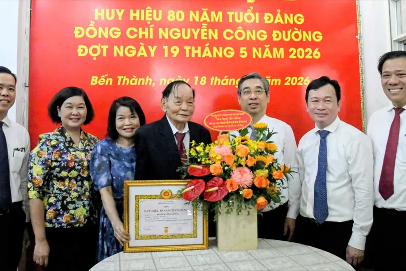 Lãnh đạo TPHCM trao Huy hiệu 80 năm tuổi Đảng đến các đảng viên