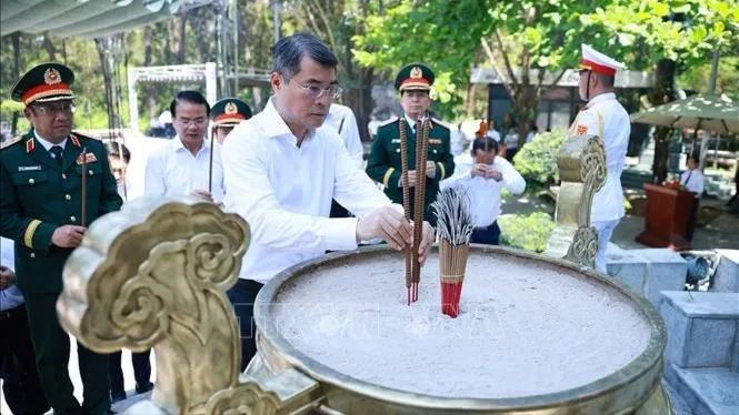 Thủ tướng Lê Minh Hưng dâng hương các anh hùng liệt sĩ tại Quảng Trị