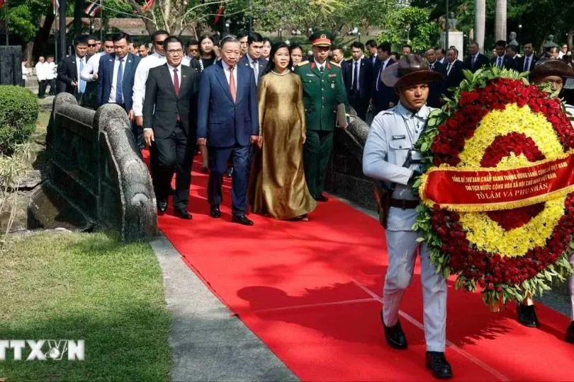 Tổng Bí thư, Chủ tịch nước Tô Lâm dâng hoa tại Tượng đài Chủ tịch Hồ Chí Minh ở Philippines