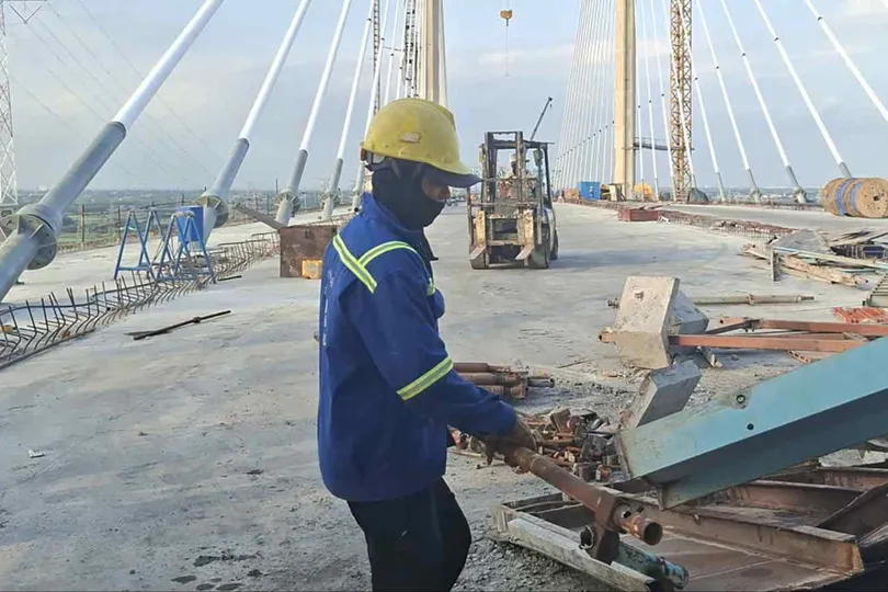 Các kỹ sư, công nhân tất bật thi công cầu Phước Khánh trên tuyến cao tốc Bến Lức - Long Thành